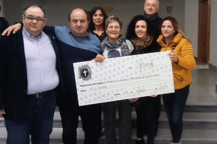 LA COFRADÍA JESÚS NAZARENO DONA 1.460,51 € A LA ASOCIACIÓN DE ALZHEIMER DE ZAMORA TRAS SU I CONCIERTO BENÉFICO