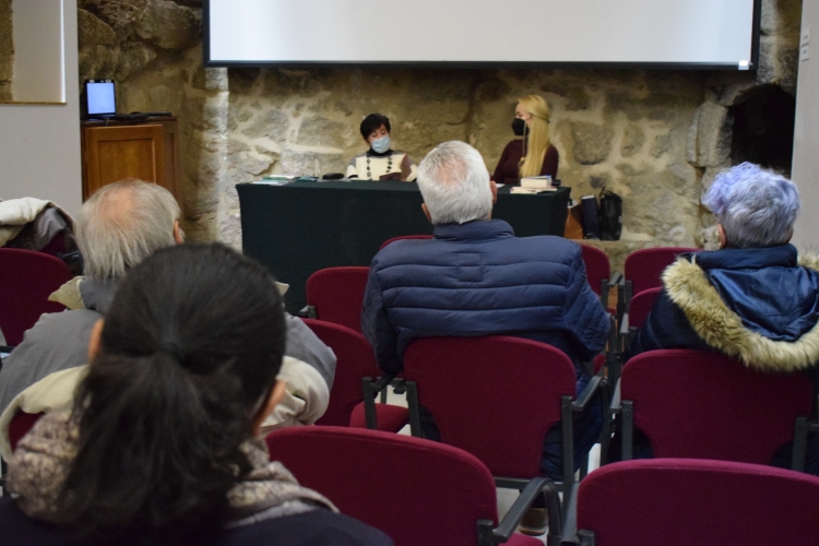 M. CARMEN MARTÍS PRESENTA '¿POR QUÉ?' EN FERMOSELLE, UN LIBRO SOLIDARIO CON EL ALZHEIMER