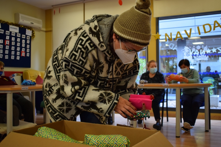 CERCA DE 100 PIEZAS DE CROCHET COMO REGALO DE NAVIDAD PARA LOS USUARIOS DE AFA ZAMORA