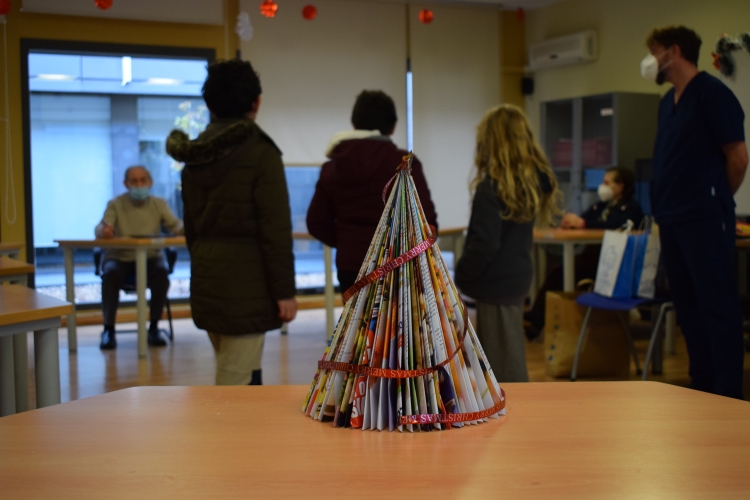 ALZHEIMER ZAMORA RECIBE ADORNOS NAVIDEÑOS HECHOS A MANO POR EL COLEGIO DE LA HISPANIDAD