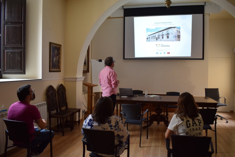 LOS TRABAJADORES DEL CENTRO MULTISERVICIOS ‘PALACIO DE VALPARAÍSO’ COMPLEMENTAN SU FORMACIÓN